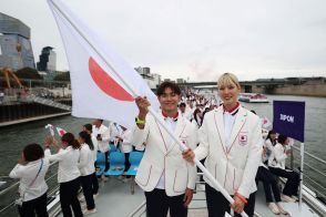 【パリ五輪】「もっと映さんかい！」日本選手団が船で入場も…中継わずか５秒　江村美咲らが笑顔