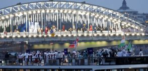 パリ五輪開会式、橋の上で「パリコレ」　「かっこよすぎ」と称賛の声