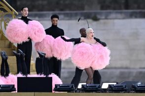 レディー・ガガ、オリンピックの開会式に華麗に登場！ピンクの羽を見に纏い、最後は黒ストッキングとパンティのキャバレースタイルに