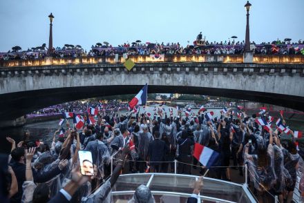 【パリ五輪】開催国のフランスが“トリ”　薄暗くなった中、セーヌ川を船に乗って入場