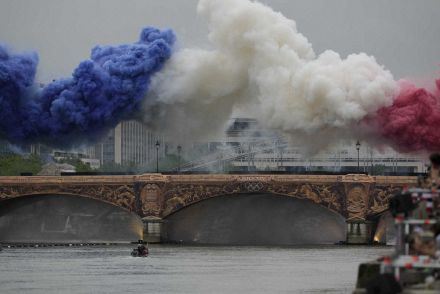 パリ五輪開会式で衝撃…“仏版とにかく安村”が登場!?ネット「色違い出てきて吹いた」「フランス版安村」