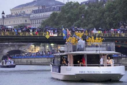 雨対策バッチリ!スウェーデン選手団の黄色いレインジャケットが話題　担当はユニクロ