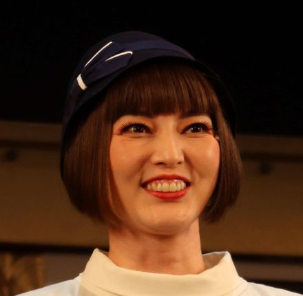 元宝塚宙組トップ朝夏まなと主演舞台にOG続々「うれしかった」　後輩の肩抱きショットも