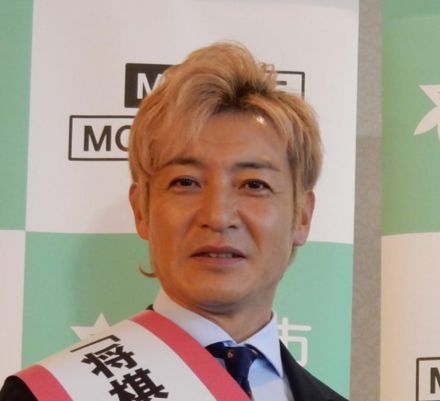 つるの剛士、美人３姉妹に囲まれ「デレデレ」「完全に鼻の下が伸びてますね笑」ビール飲む姿公開