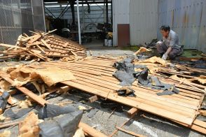 佐野で突風被害31棟　ダウンバーストか　屋根剥がれ、窓ガラス割れる　宇都宮地方気象台調査