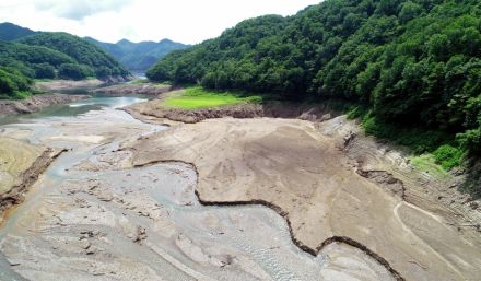 湖岸の地肌、湖底がむき出しに　栃木・小雨で取水制限の鬼怒川上流４ダム