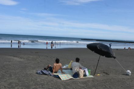 暑すぎる！　静岡県内海水浴場、来場減　コロナ禍以上の落ち込みも