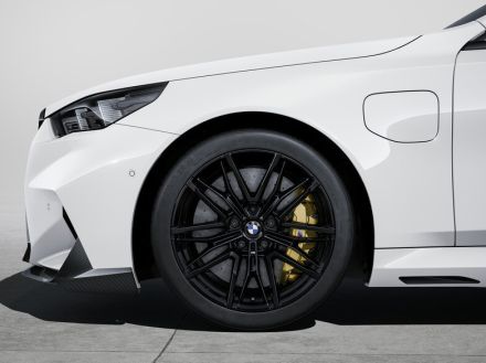 迫力のディフューザーを装着、BMW『M5』新型に「Mパフォーマンスパーツ」設定