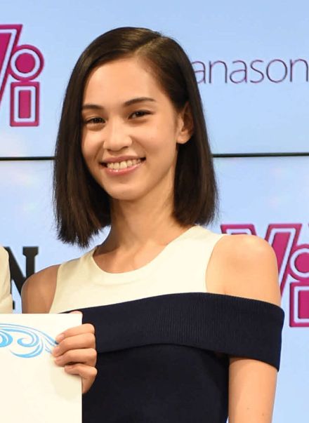 水原希子、恋人と生足絡ませ全身密着ハグショット「愛してる」に反響「お幸せに」