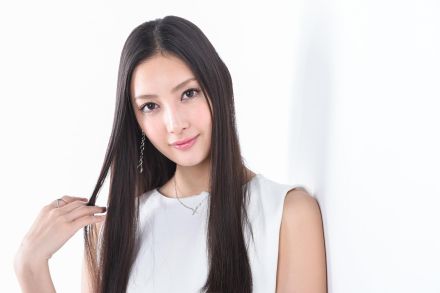 ＜菜々緒＞印象がらり！　「天パ爆発」　強めウエーブヘアの写真を公開