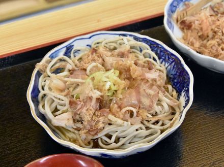 脳がバグる荒物屋のような蕎麦屋。福井・坂井市にある謎の店『たけうち』が面白くてウマい