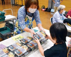 土用の丑の日にうなぎ弁当配布　行政や社会福祉協議会と連携し活動する団体が実施　特別配布としてセブンイレブン有志や地元農家などが協力　お菓子やメロンの配布も