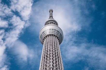 「今日は暑かったからなぁ…」スカイツリーの“ありえない”姿に反響→「へにゃってますねw」「ピサの斜塔みたい」