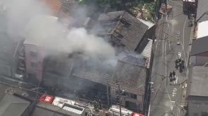 名古屋の住宅密集地で木造住宅が焼ける火事　隣接する住宅に延焼　けが人なし