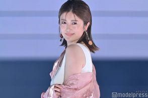 樋口日奈、美背中ざっくりドレス姿にファン釘付け「セクシー」「大人っぽい」