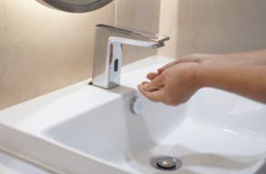 真っ青な「謎の水」が蛇口から噴出。一体なぜ？健康被害の訴えも　インド