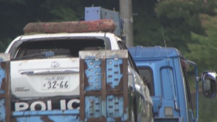 【独自】大雨でパトカー流され行方不明の巡査部長は未だ発見されず…引きあげられたパトカーはガラスが割れ、濁流の激しさを物語る