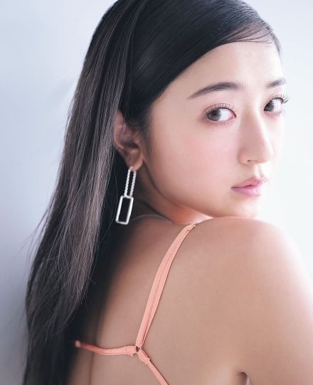 みちょぱ、美背中あらわな大人ヘルシー夏コーデ公開「美しすぎる透明感」