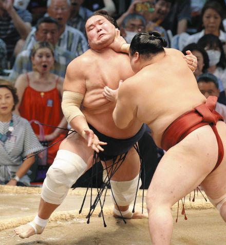 横綱・照ノ富士、隆の勝に寄り切りで敗れて2敗目　10回目の優勝は千秋楽に持ち越し【大相撲名古屋場所】