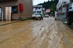 大雨被災地「早く復旧して」　車内クーラーで猛暑しのぐ　山形