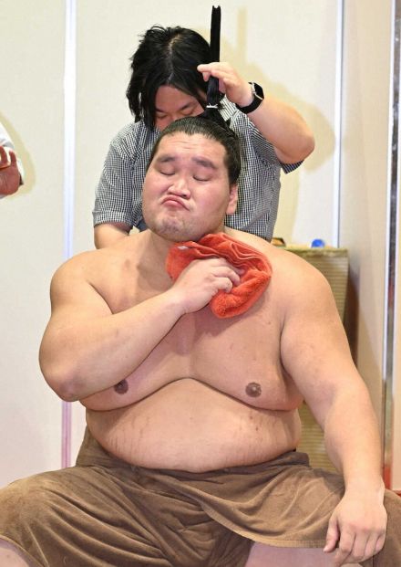 照ノ富士　千秋楽は過去6勝0敗の琴桜戦　2敗に後退　V10は持ち越し　隆の勝に速攻で寄り切られる