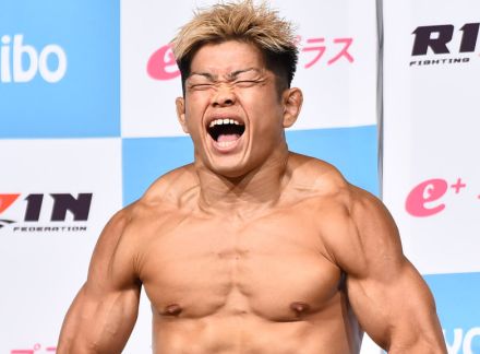 【超RIZIN】鈴木博昭が筋骨隆々の”怪物マッスル”で計量パス！YA-MANと額をぶつけ睨み合い