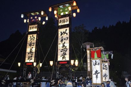 夜空染める火、復興祈願　石川・七尾「向田の火祭」