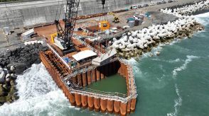西湘海岸、砂浜再生へ国の護岸工事が本格化　１基目の潜水突堤が完成