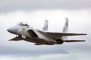 「曲芸機？ いえ新型のF-15です」世界最大の軍用機の祭典で「アバビル」が“驚愕の飛行”を披露！