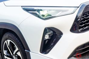 トヨタが「“デカい”ヤリスクロス」実車公開！ 斬新「RAV4顔」×豪華内装な「高級独自仕様」!? 全長4.3m級の「最新モデル」インドネシアで披露