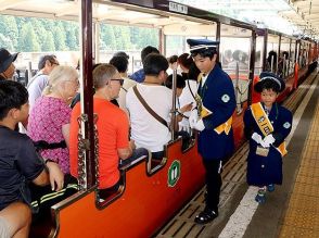 こども駅長、お見送り　富山県の黒部峡谷鉄道、児童２人が業務体験