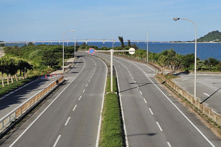 道路がやけに「白っぽい」しかも「滑りやすい」ってホント？ 確かにある“舗装の地域差” が牙をむく時