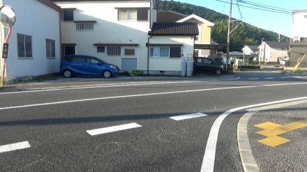 県道の交差点でオートバイと軽乗用車が出会い頭に衝突 オートバイに乗っていた地方公務員の男性（21）死亡（高知）　