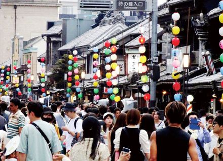 大勢の客にぎやか“川越百万灯夏まつり”始まる　川越一番街の周辺、ちょうちん飾られ魅了　きょう28日も時代行列など予定