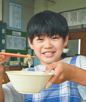 給食に郷土の旬　じゅんさい汁　秋田県三種町