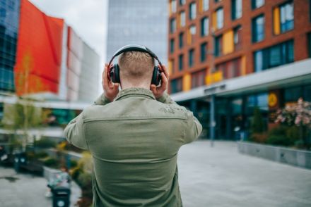 今の時代、アーティストで作成した曲がサブスクに上がるまでにどれだけの費用がかかるのでしょうか？