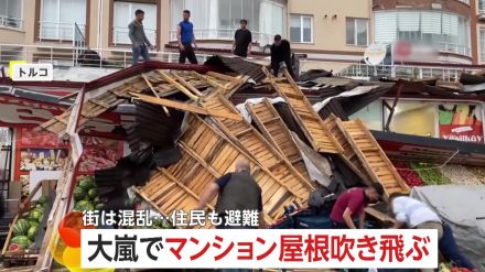 マンションの屋根吹き飛び…青果店倒壊で商品にも被害、看板落下も　“大嵐”に襲われ街は混乱　トルコ