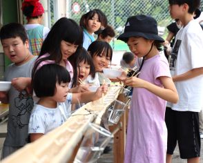 とれた？　4世代で流しそうめん楽しむ　サロンで夏のひと時／兵庫・丹波篠山市