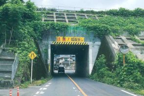 「注意！幅員狭し！」解消のため“4年間通行止め”!? 激セマ鉄道ガード閉鎖に不便の声 でも劇的に生まれ変わる!?