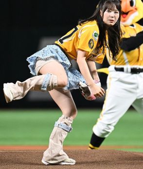 「モー娘。＇24」生田衣梨奈が美投球「練習の成果が出た。初めてにしては100点」　ソフトバンク仕様のネイルアートも