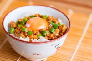 一人暮らしの娘は食費を「月2万円」におさえるため、毎日「納豆卵かけご飯」を食べているそうです。アルバイトを増やしてもらうか仕送りを増やすべきか悩んでいます…