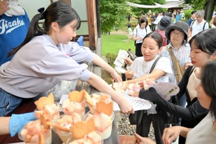 スイーツ買い求め長蛇の列　飯坂温泉日本一の桃まつり　福島市