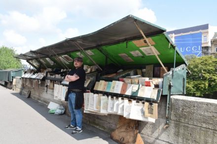 セーヌ川名物の露天古書店「ブキニスト」　立ち退きは免れたが…