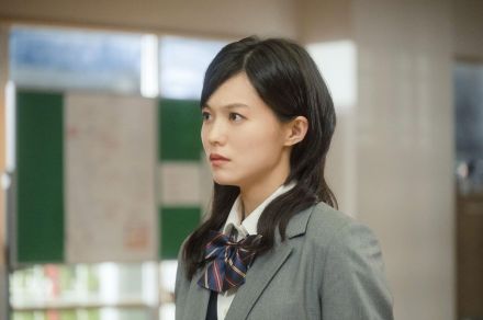 ＜志田彩良＞きょうで25歳　“恋を知りたい文学少女”の心のゆらぎを表情で魅せる　「恋を知らない僕たちは」最新場面写真