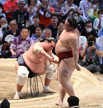 大物閣僚が登場…大相撲名古屋場所Ｖ照ノ富士に内閣総理大臣杯渡す　夏場所は「怪力」官房副長官