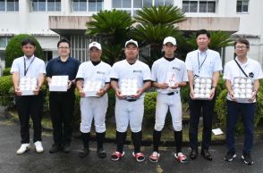 あの歓喜を再び！　32年前、県頂点を極めた県立高校野球部が5年ぶり復活　当時の監督が再任用で着任、OBらボール寄贈し激励　伊佐・大口高