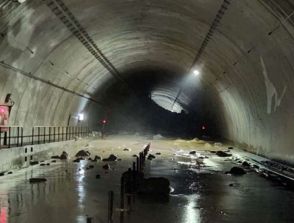 厚さ30cmのトンネル壁面が崩落、大量の土砂流入　通行再開まで複数年かかる可能性　地域高規格・北薩横断道路
