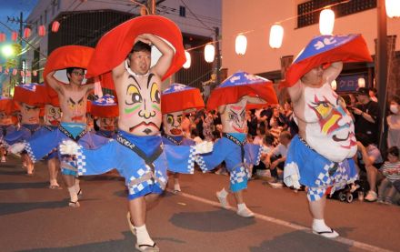 おなかに〝顔〟のイラスト　富良野市で「北海へそ祭り」開幕、６６０人が会場練り歩き