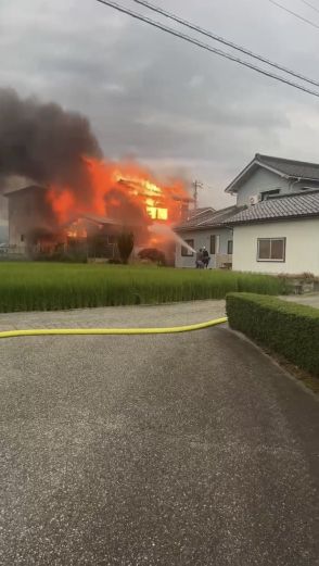 住宅火災で74歳男性と連絡取れず 近所の数軒に延焼 　富山・黒部