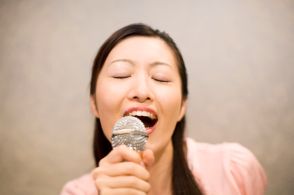 「勝手にハモらないでくれ！」しかもそんなにうまくない…なぜ人はカラオケで“自己中な行為”をしてしまうのか